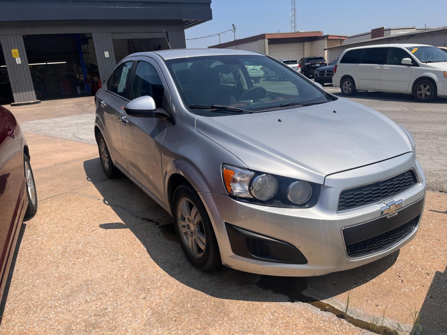 2013 SILVER CHEVROLET SONIC LT LT Auto Sedan (1G1JC5SHXD4) with an 1.8L L4 DOHC 24V FFV engine, 6-Speed Automatic transmission, located at 8101 E. Skelly Dr., Tulsa, OK, 74129, (918) 592-3593, 36.121891, -95.888802 - Photo#1